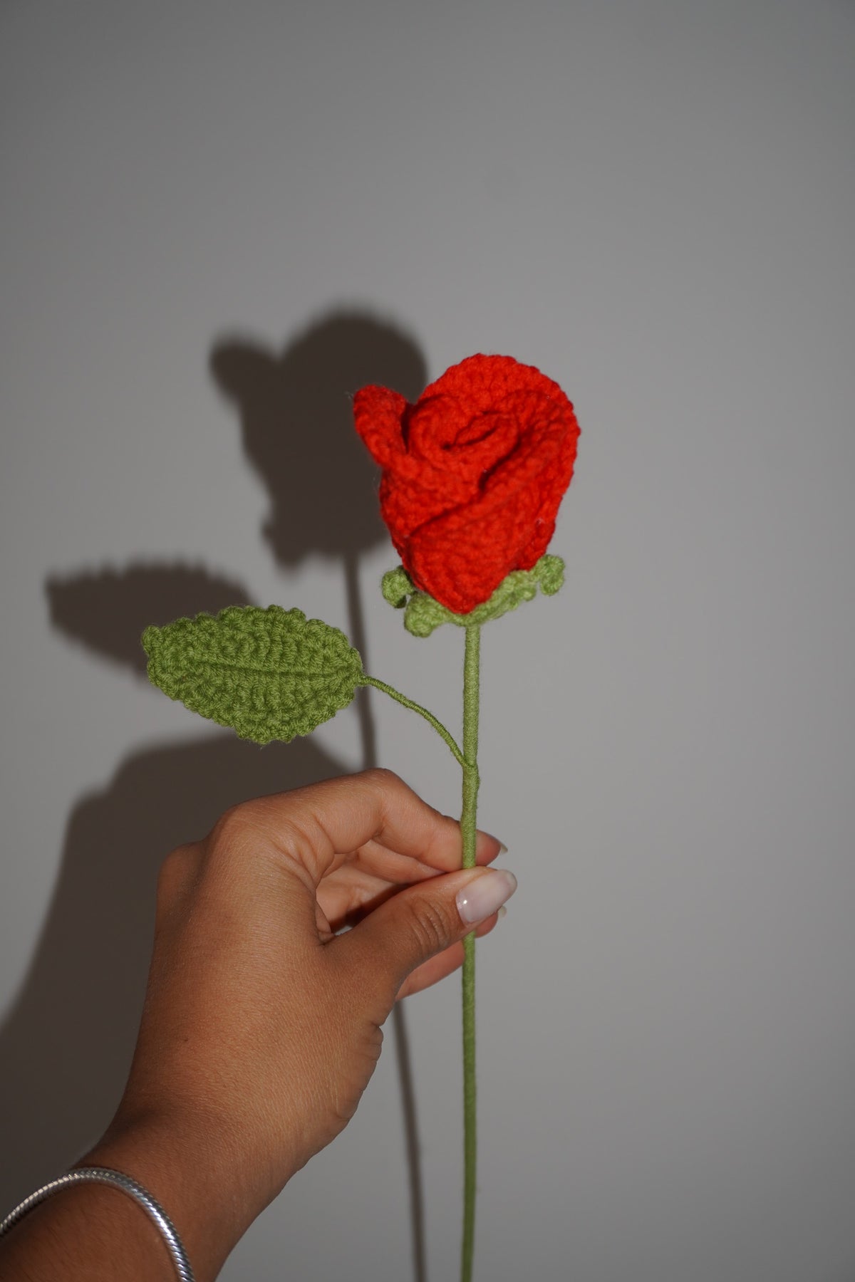 Rosa Pequeña Tejida en Crochet color roja – Olga's Gallery