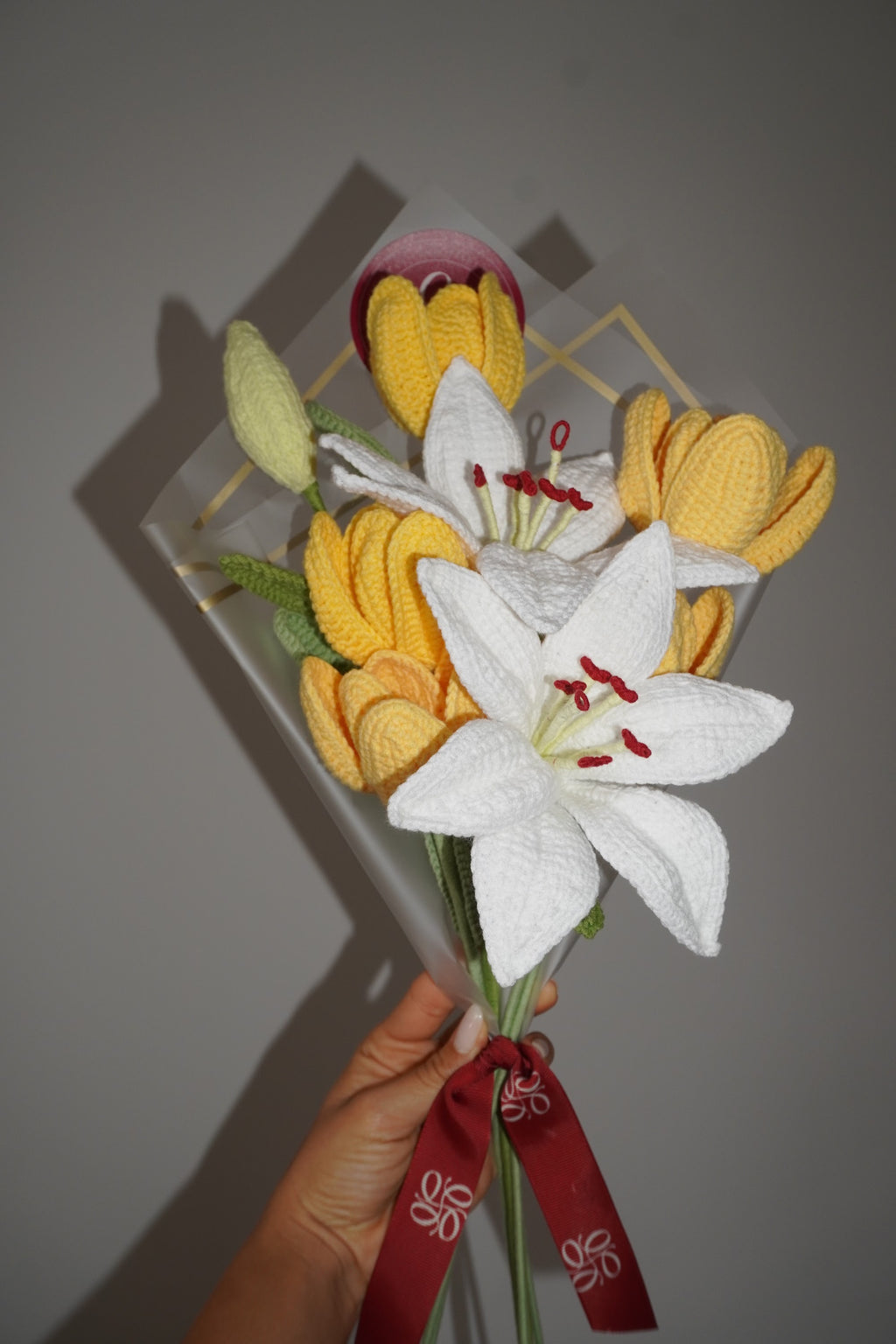 Ramo de tulipanes amarillos y lirios blancos tejidos en crochet – Olga's Gallery