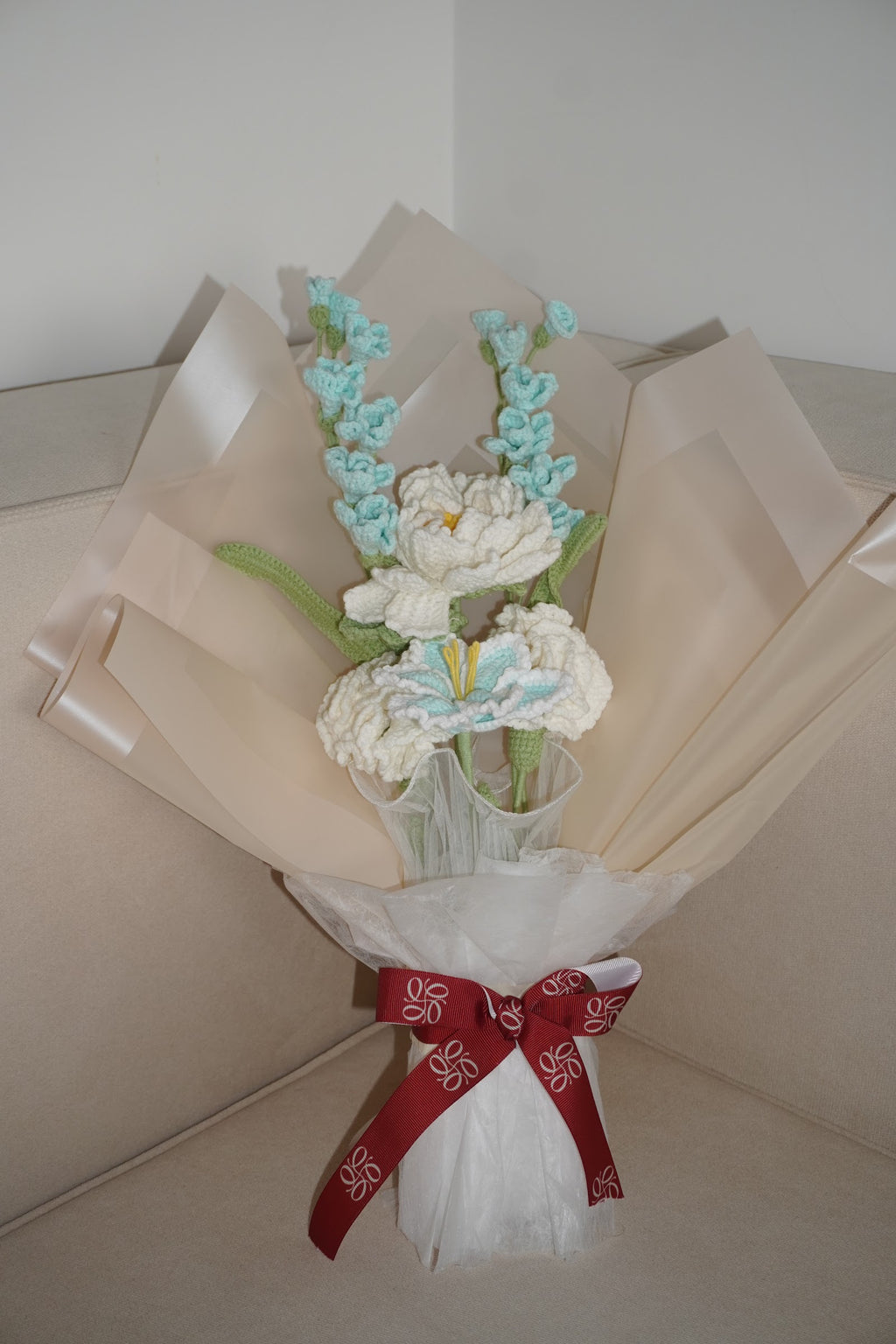 Ramo estilo coreano de peonía blanca y freesias azules tejidas en crochet – Olga's Gallery