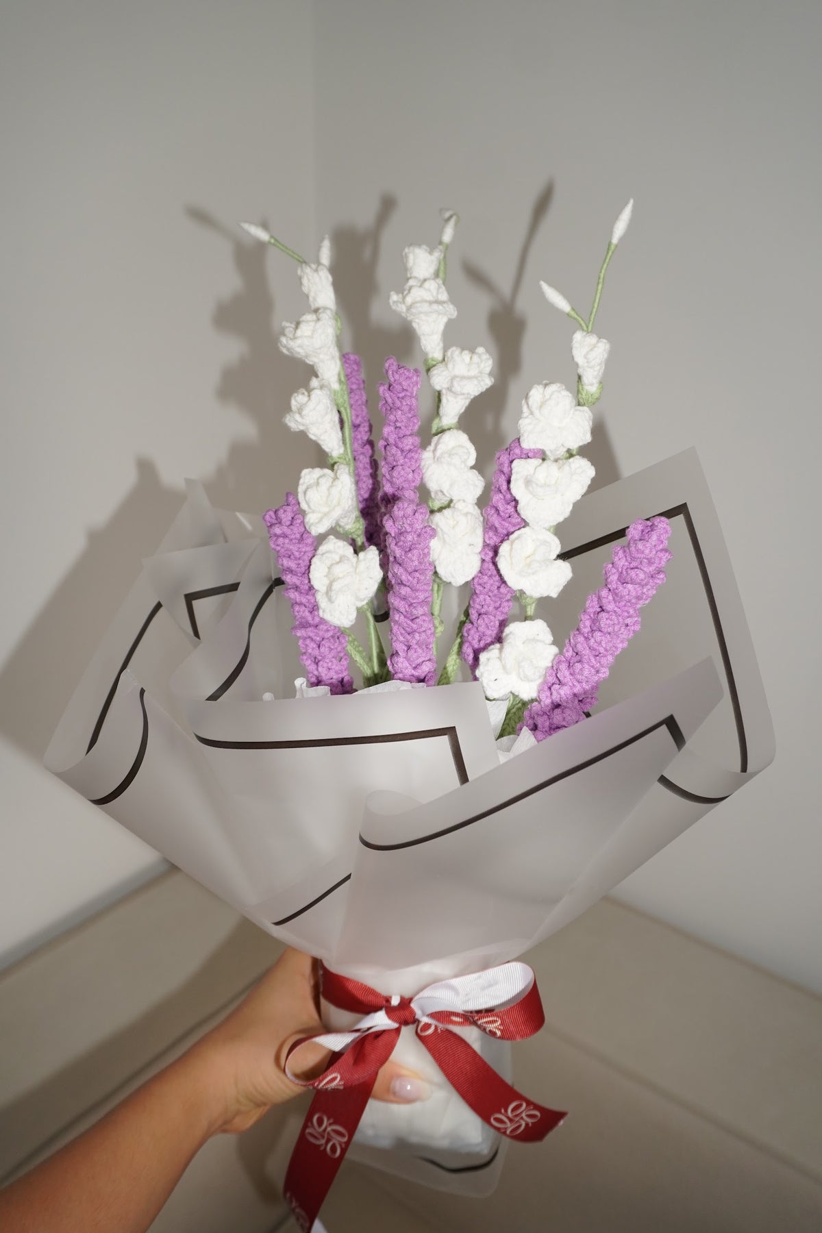 Ramo Sueño Lavanda en la mano, lavanda y rosas blancas en crochet – Olga's Gallery