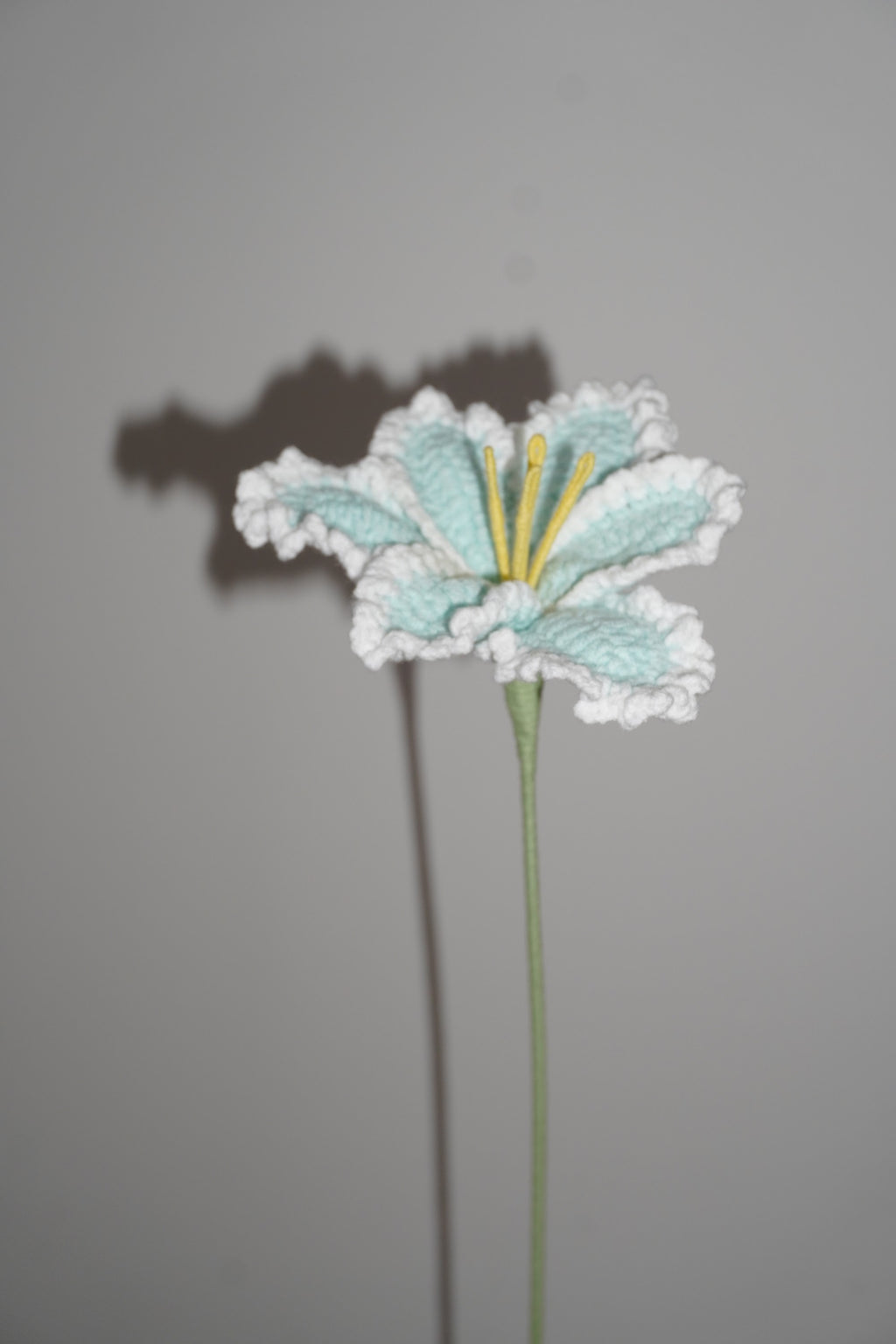 LIRIO IRIS AZUL en crochet – Ramo Jardín Pastel