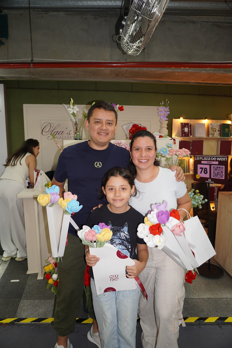 Clienta feliz con sus olgas tejidas en crochet de Olga's Gallery