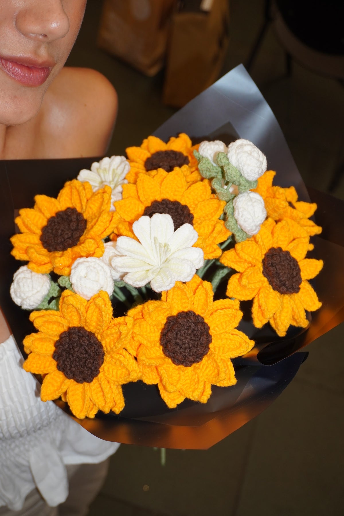 Ramo grande de girasoles con rosas y azafrán blanco tejidos en crochet – Olga's Gallery