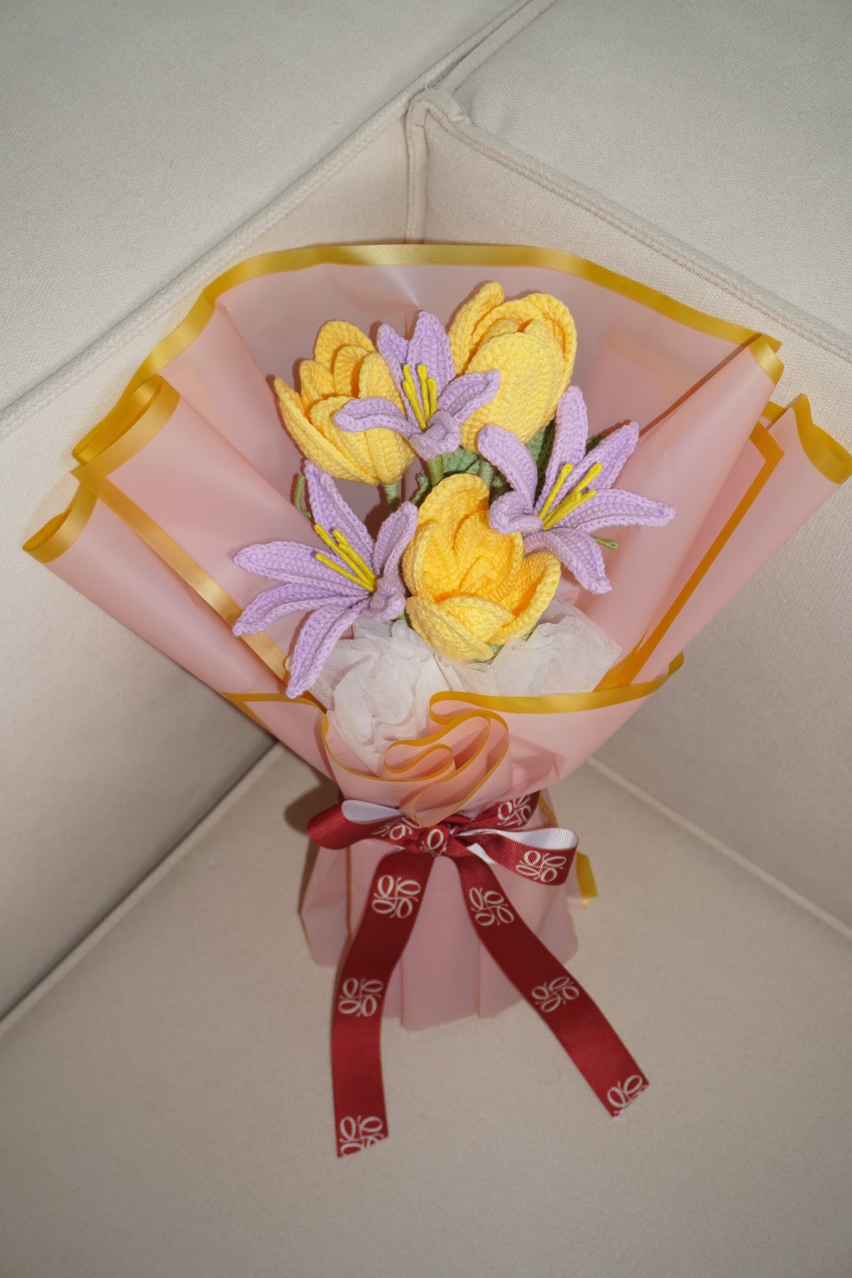 Ramo coreano en papel rosado con borde dorado y tulipanes amarillos en crochet – Olga's Gallery