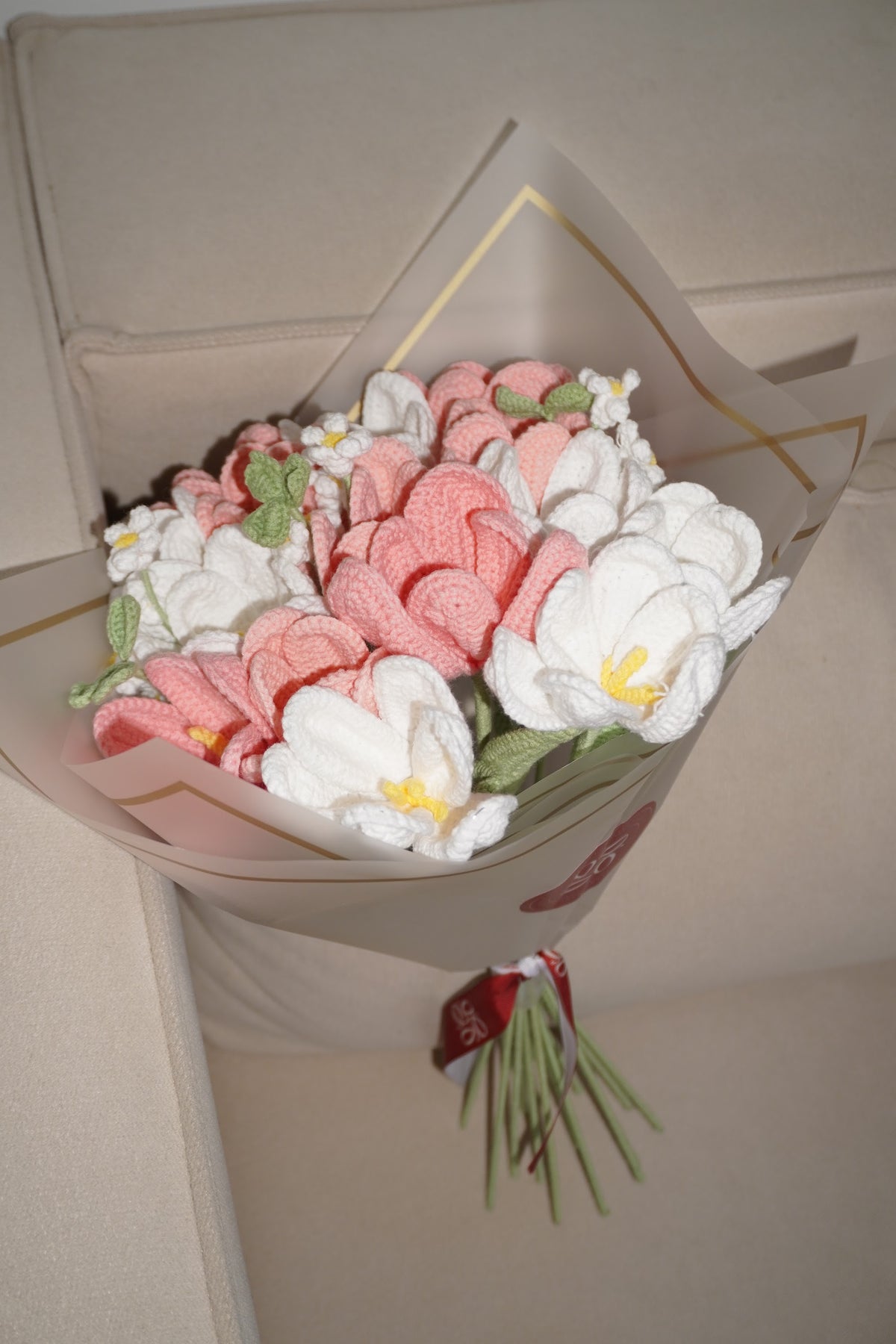 Ramo de tulipanes rosados y blancos tejidos en crochet – Olga's Gallery