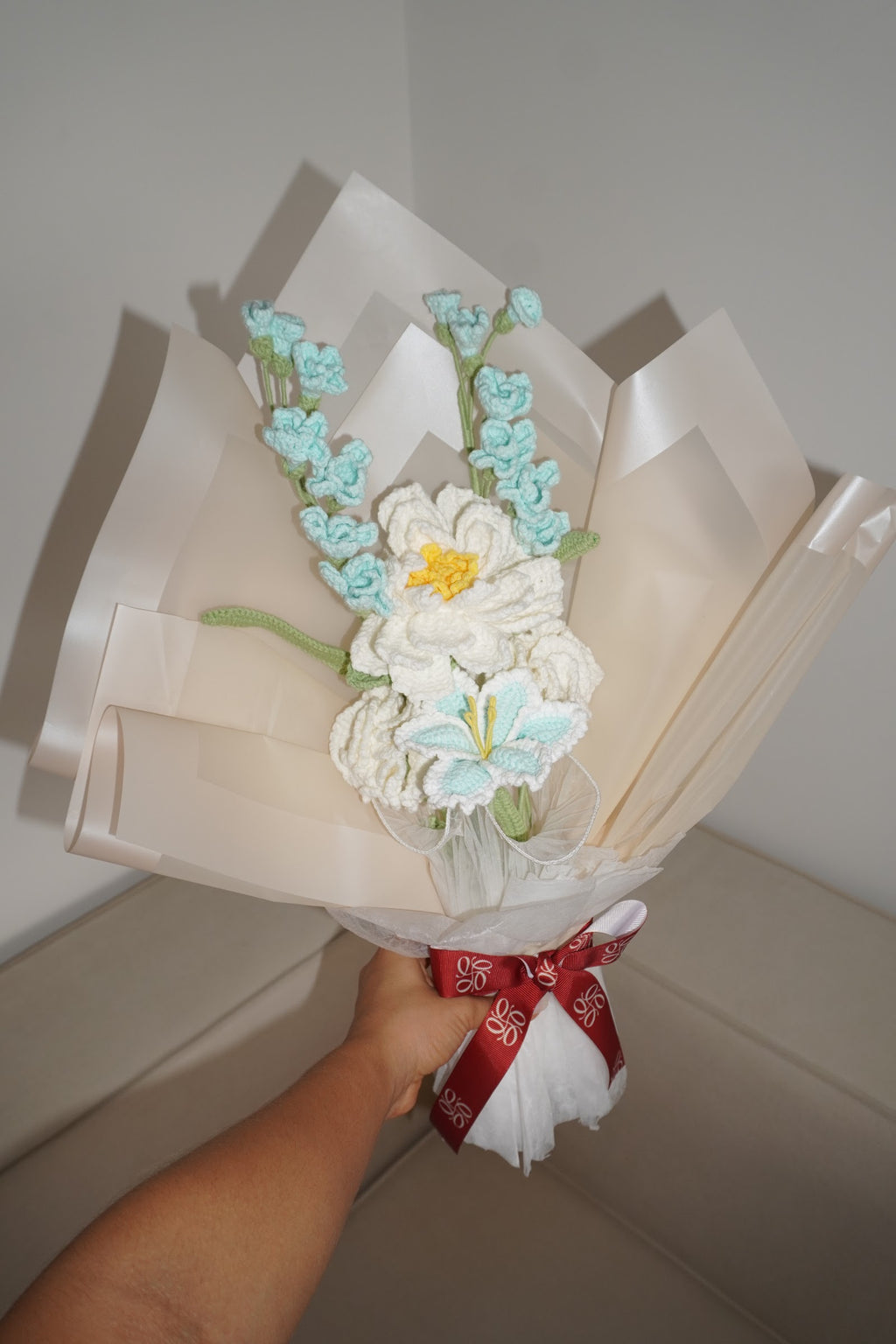 Ramo Brisa de Mar en la mano, peonía blanca y freesias azules en crochet – Olga's Gallery