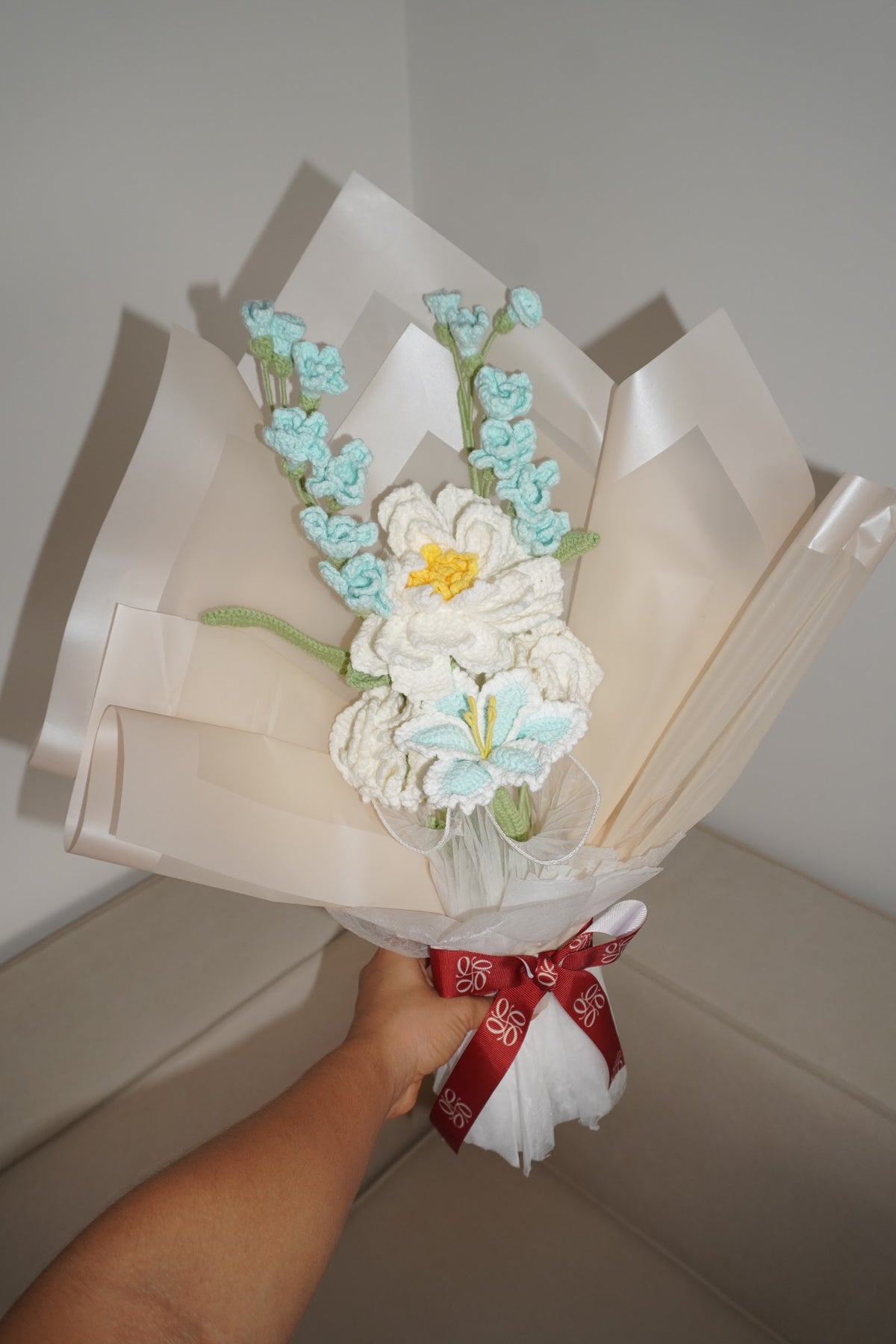 Ramo Brisa de Mar en la mano, peonía blanca y freesias azules en crochet – Olga's Gallery