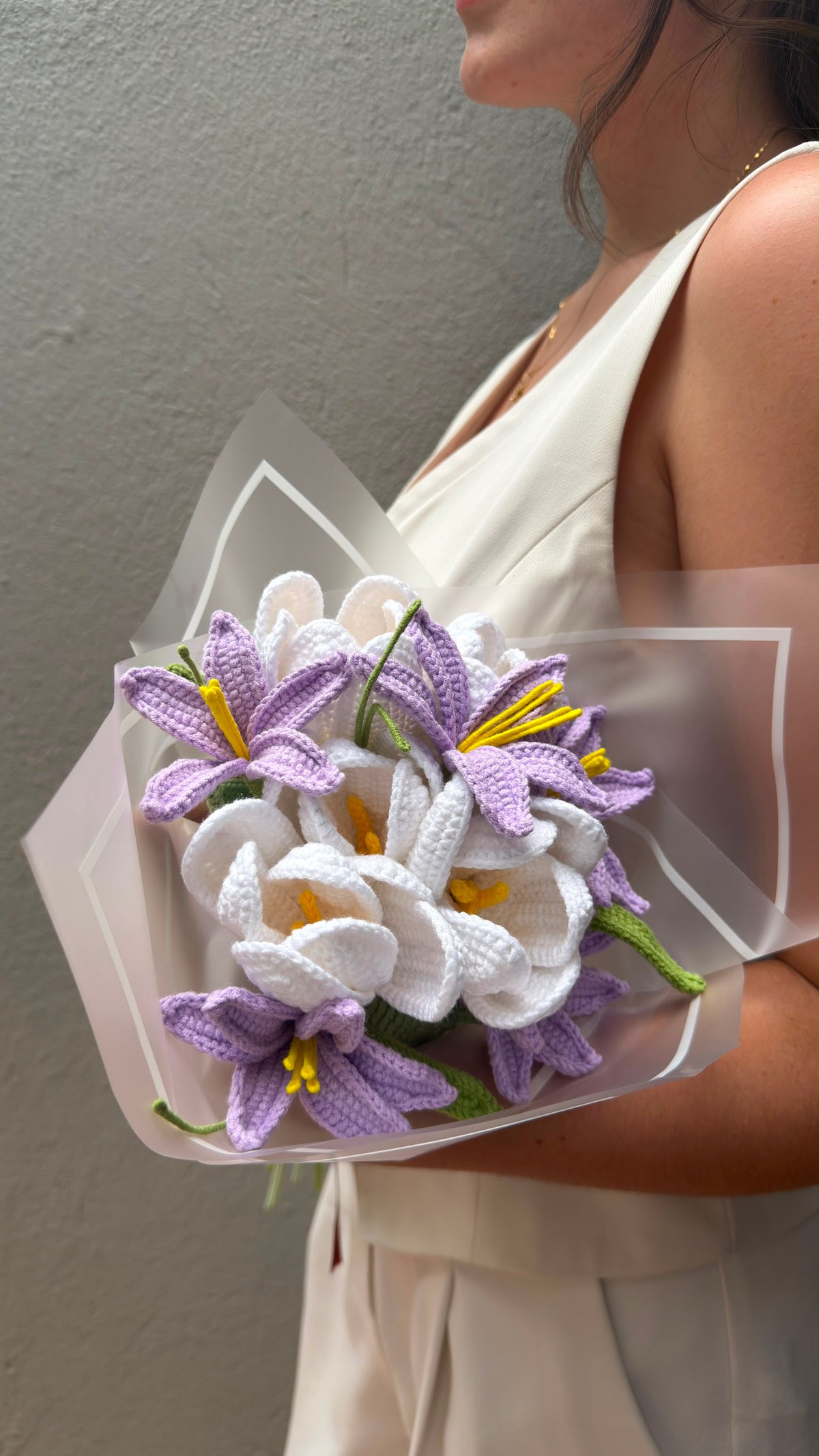 Ramo de lirios morados y tulipanes blancos tejidos en crochet – Olga's Gallery