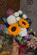Ramo de girasoles y flores blancas tejidas en crochet con papel negro – Olga's Gallery