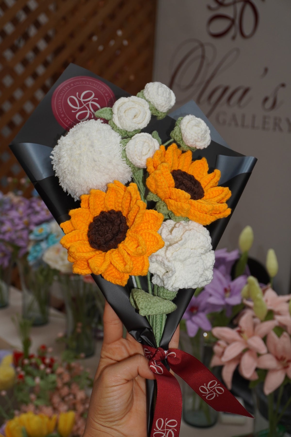 Ramo de girasoles y flores blancas tejidas en crochet con papel negro – Olga's Gallery