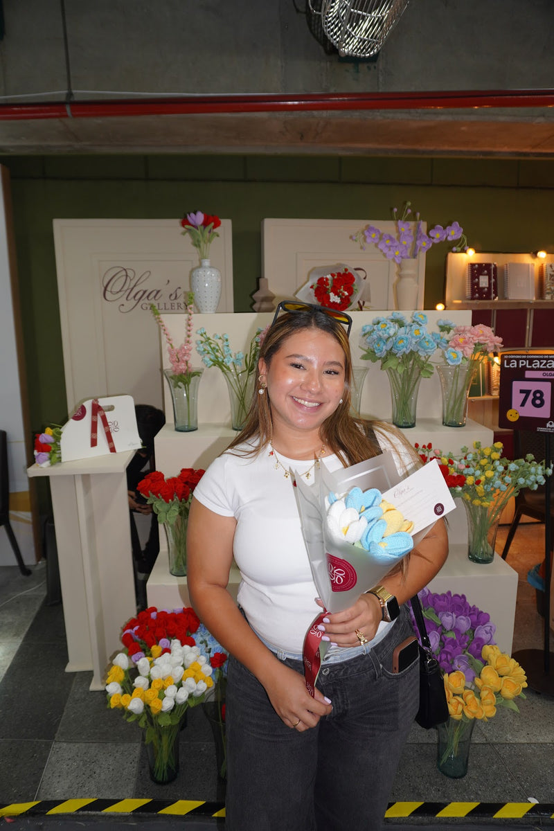 Clienta feliz con sus olgas tejidas en crochet de Olga's Gallery