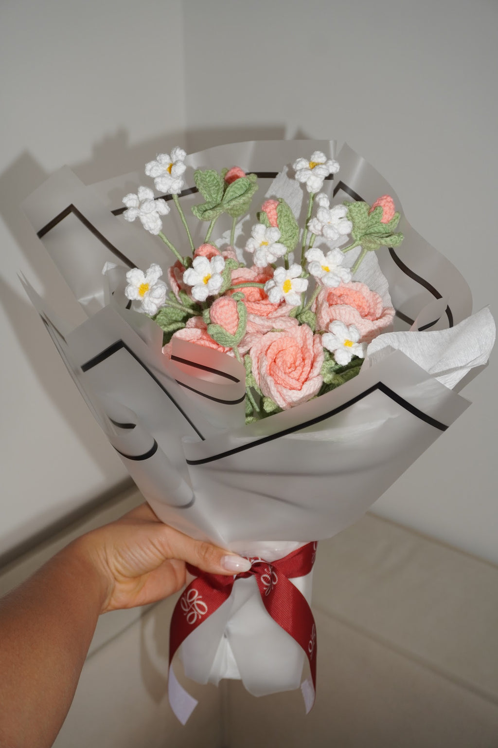 Ramo Dulce Encanto en la mano, rosas rosadas y margaritas en crochet – Olga's Gallery