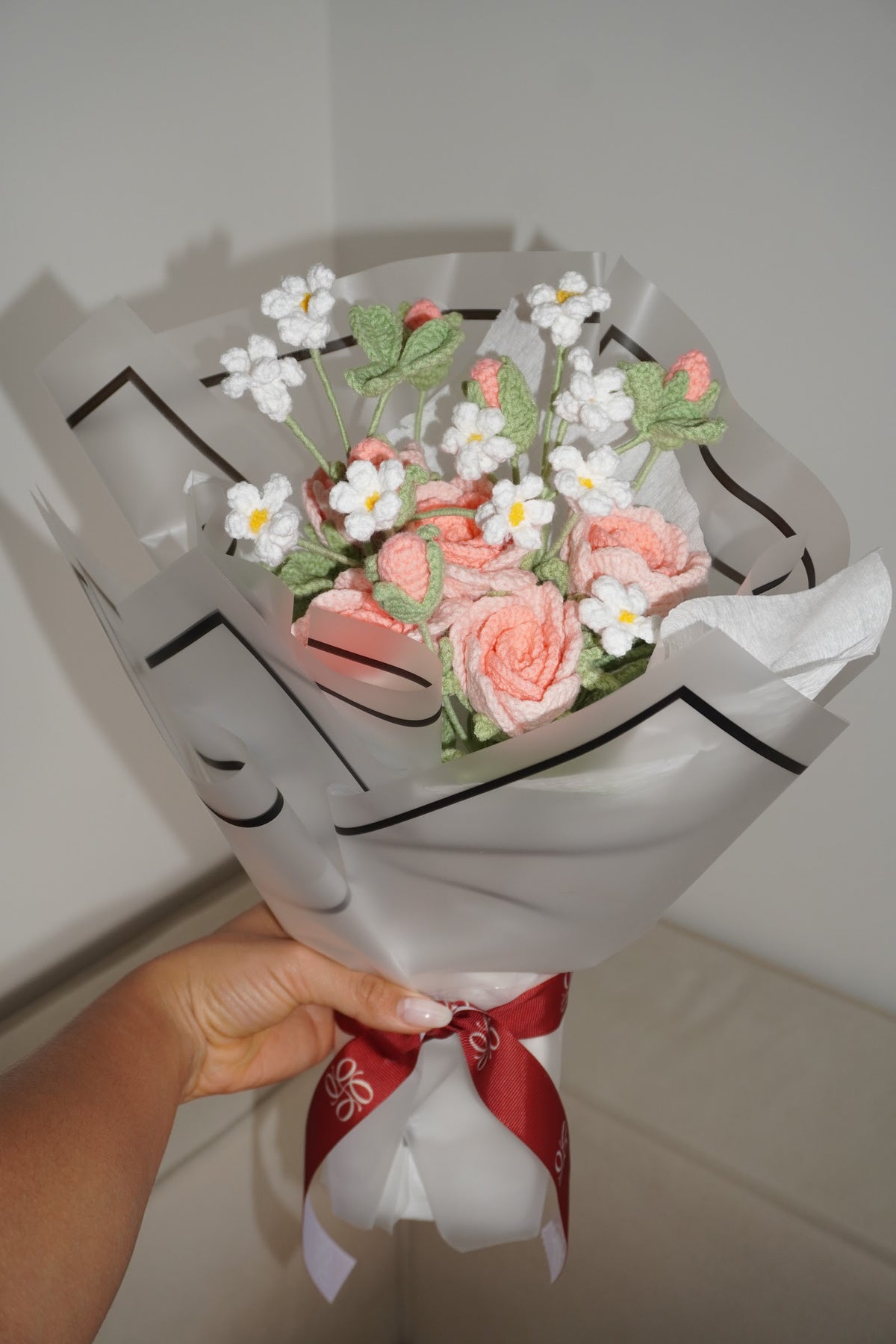 Ramo Dulce Encanto en la mano, rosas rosadas y margaritas en crochet – Olga's Gallery