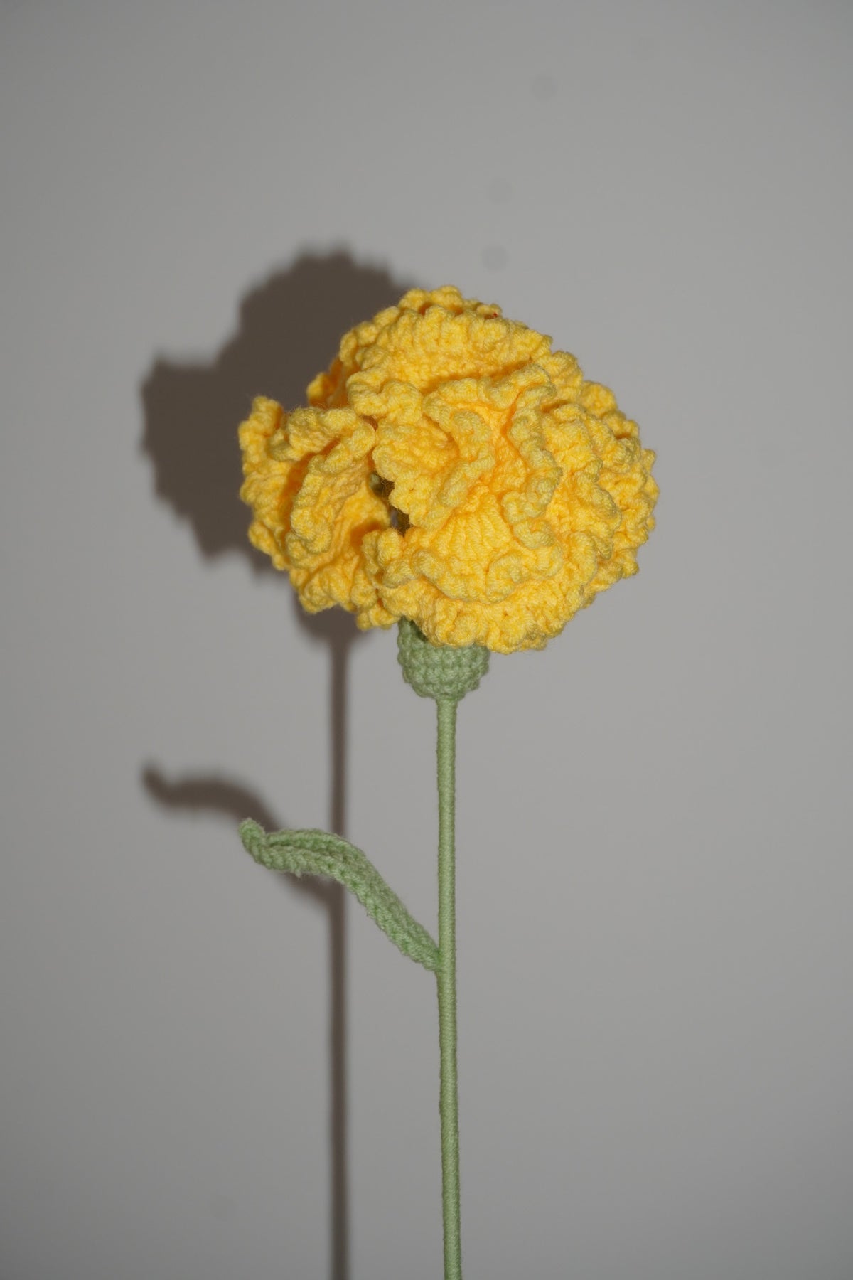 Clavel Tejido en Crochet color amarillo – Olga's Gallery