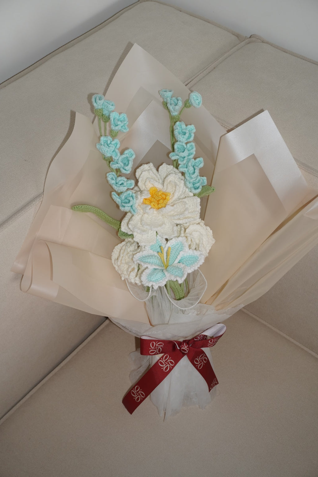 Ramo coreano en papel color perla con flores blancas y azules en crochet – Olga's Gallery