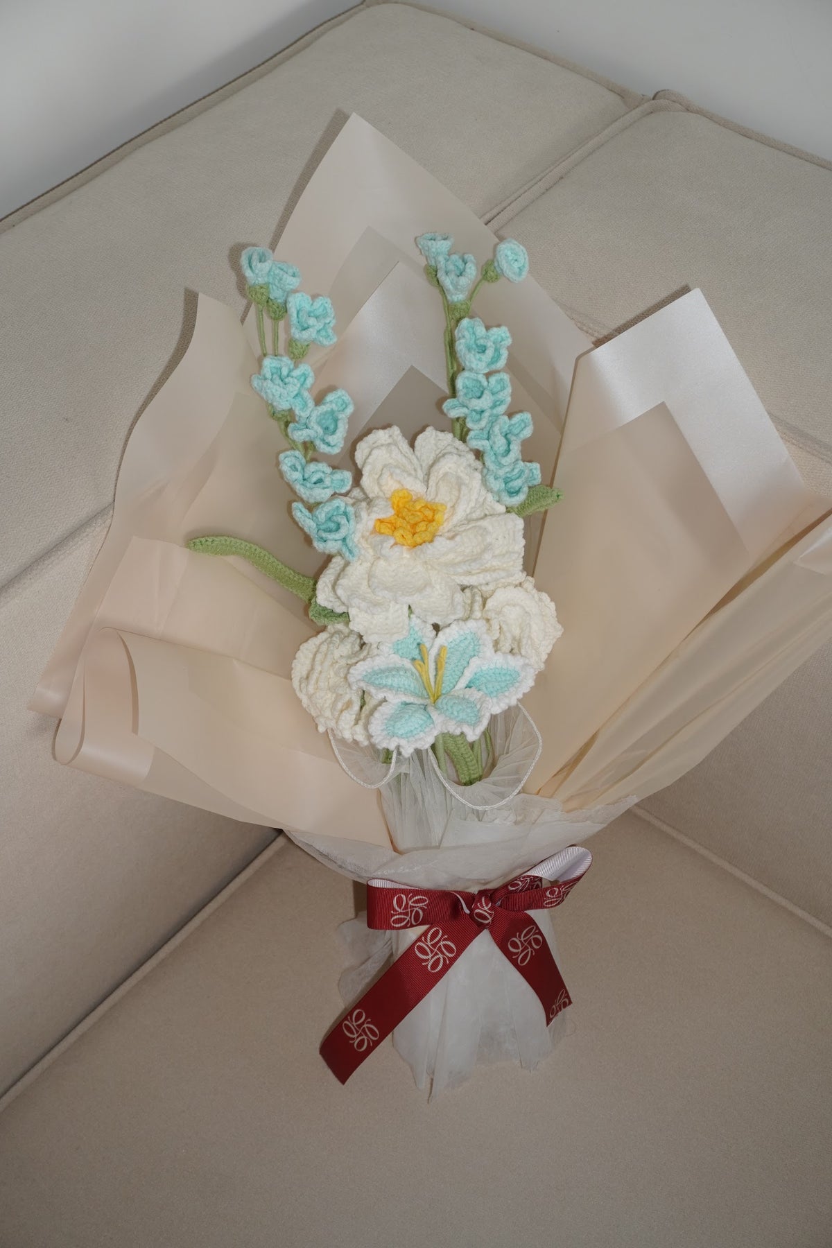 Ramo coreano en papel color perla con flores blancas y azules en crochet – Olga's Gallery