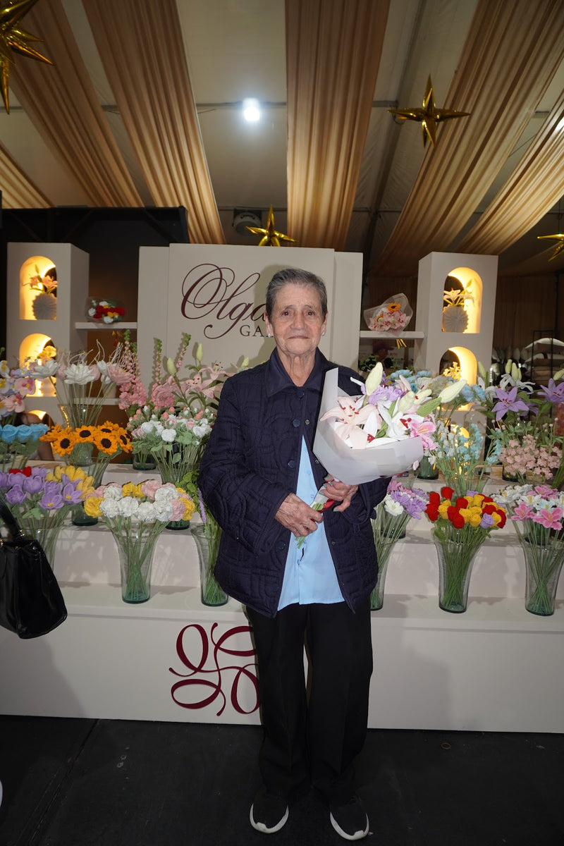 Clienta feliz con sus olgas tejidas en crochet de Olga's Gallery
