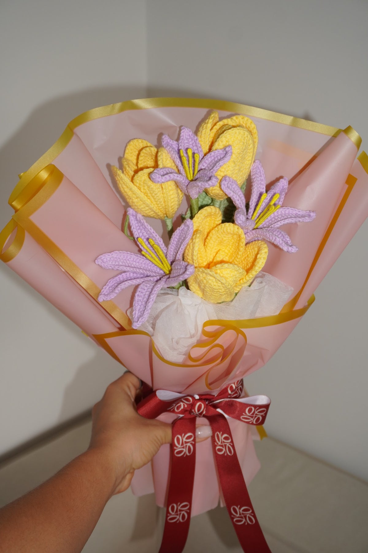 Ramo Amanecer Lila en la mano, tulipanes amarillos y lirios morados en crochet – Olga's Gallery