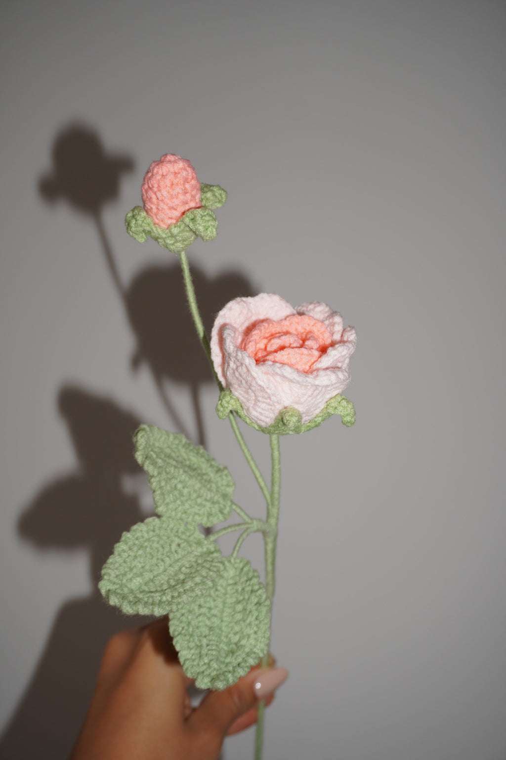 ROSA ROSADA CON CAPULLO en crochet – Ramo Dulce Encanto